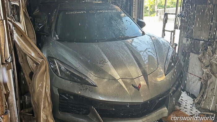 Cinco superdeportivos quedaron calcinados después de que este camión de transporte se incendiara | Carscoops